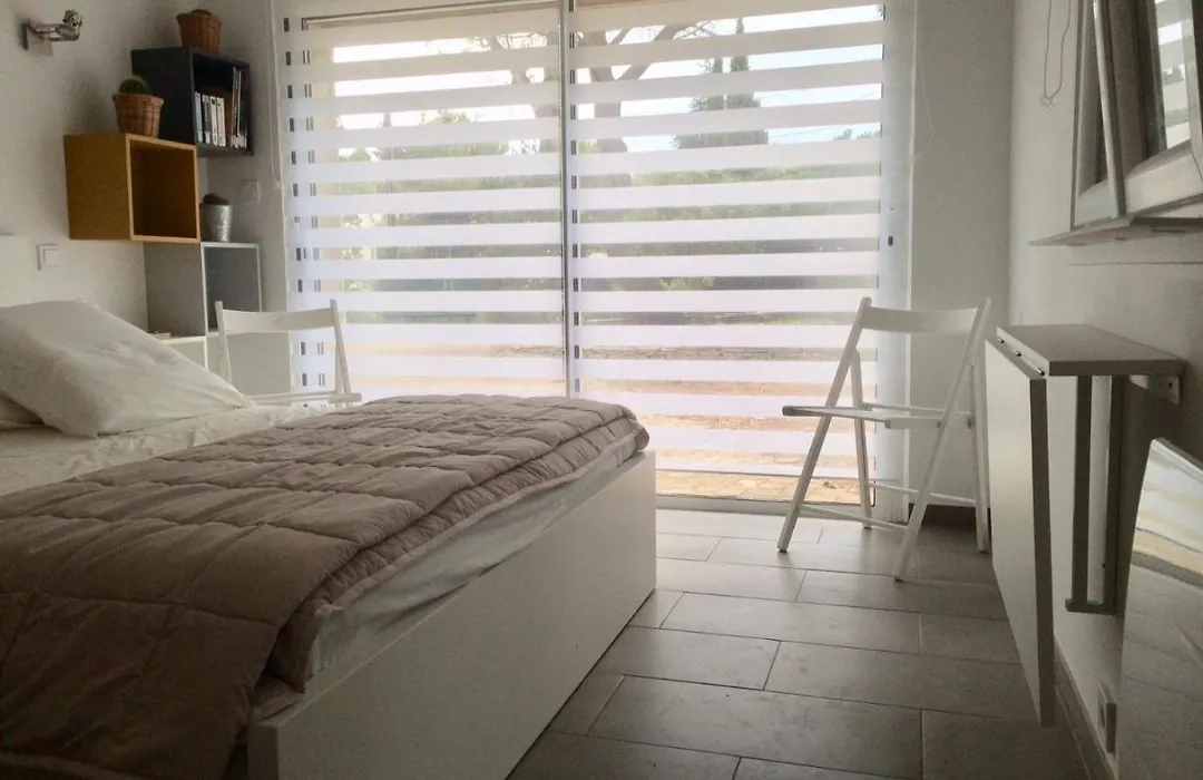 Chambre indépendante avec terrasse privée et piscine-1