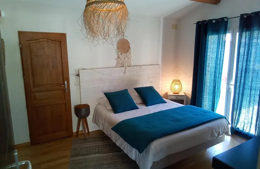 La Chambre Haute, sa kitchenette, son spa et son jardin à Nîmes-1