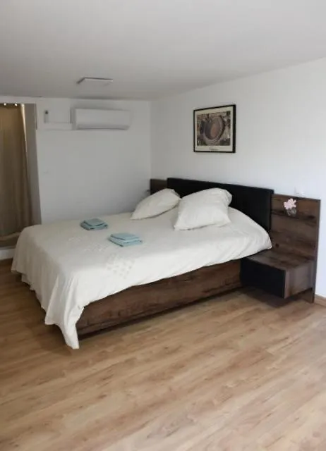 Maison d'hotes - chambre-kitchenette-salle de bain-espace extèrieur-1